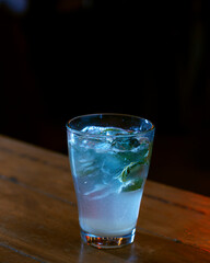 Mojito azul eléctrico con menta