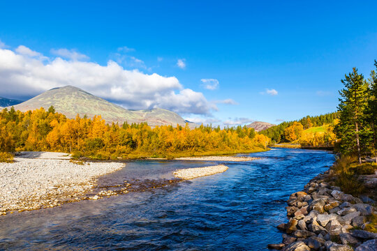 Norwegen, Blick auf den Flu&szlig; Atnasj&oslash;en und den Rondane-Nationalpark