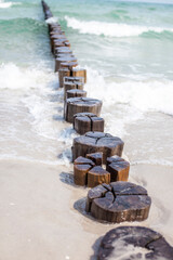 Wellenbrecher im Wasser