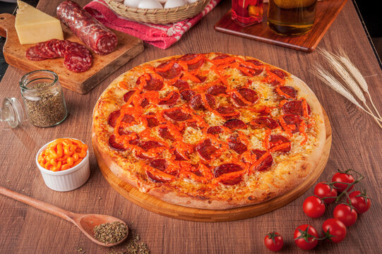 Pizza with salami, cream cheddar and mozzarella cheese - Traditional brazilian pizza de samale com queijo cheddar.