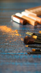 Brochas de maquillaje con polvo derramado