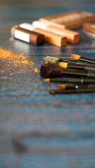 Brochas de maquillaje con polvo derramado