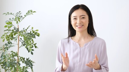 ミセス女性　ミーティング