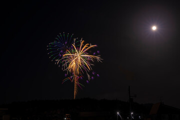 満月と打ち上げ花火