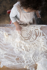 クッキー作りで小麦粉で遊ぶ女の子