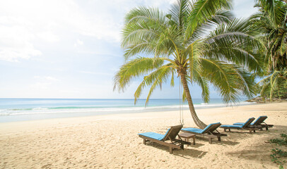 Obraz na płótnie Canvas Summer beach background on tropical island.
