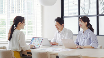 会議・ミーティングをするビジネスマン