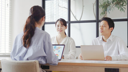 会議・ミーティングをするビジネスマン