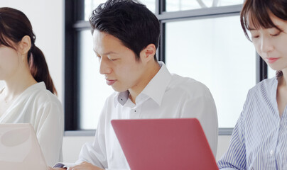 Obraz premium パソコンをタイピングするビジネスマン