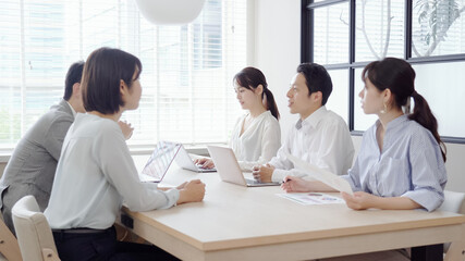 会議・ミーティングをするビジネスマン