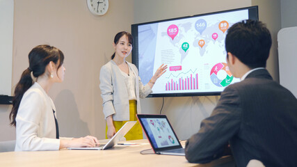 会議・ミーティングをするビジネスマン