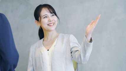 ビジネスマン　フロント　受付