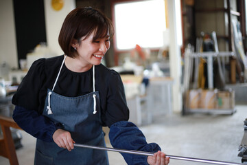 ガラス容器を作る女性　吹きガラス