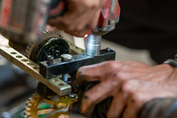 Tighten the oil-stained hand nut. Tighten the suspension tooth. Car mechanic activities