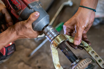 Tighten the oil-stained hand nut. Tighten the suspension tooth. Car mechanic activities