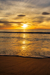 Fototapeta premium A beautiful sunrise from the shore of the beach