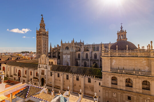 Vista a&eacute;rea de la fachada norte de la Catedral g&oacute;tica de Sevilla con la Giralda a la izquierda