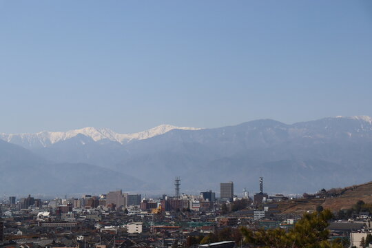 甲府の街と北岳