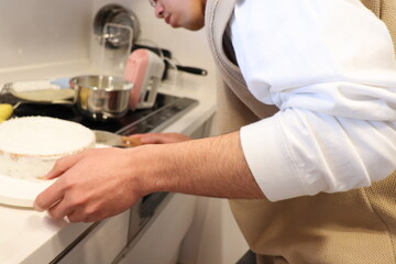 ケーキを作る　男性