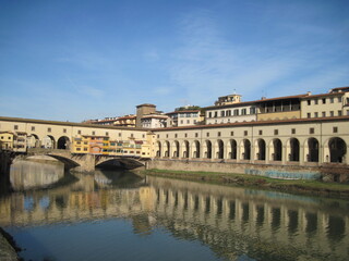Obraz premium View of the River Arno in the morning. Scenic landscape with Ponte Vecchio. Travel to European Union. UNESCO World Heritage Site.
