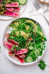 Tuna with chimmichurri sauce, arugula and avocado .style hugge