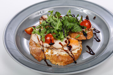 Bruschetta with chicken and tomato