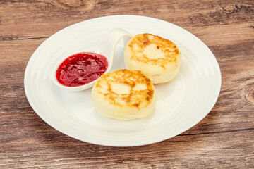 Cottage cheese pancakes with strawberry jam