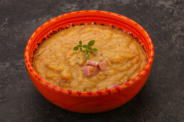 Peas cream soup with smoked ribs