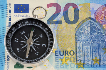Concept d'investissement financier avec une boussole et un billet de vingt euros