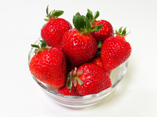 透明の食器に盛られたいちご