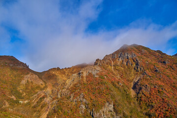 栃木県那須岳の(峰の茶屋跡避難小屋に向かう)登山道から見た紅葉の朝日岳