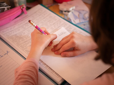 enfant qui fait ses devoirs &agrave; la maison