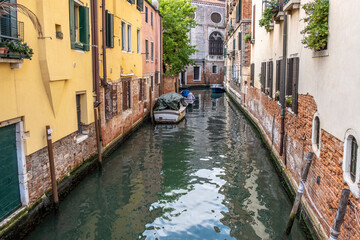 Obraz na płótnie Canvas Historic houses over beautiful canals. Venice, Italy