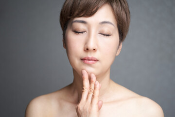 口元を指差す中年の日本人女性wall Mural Wallpaper Murals Mapo 口元を指差す中年の日本人女性wall Mural Wallpaper Murals Mapo