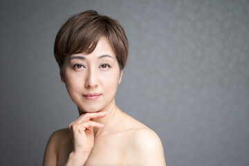 顎の皮を引っ張る中年の日本人女性 Wall Mural Wallpaper Murals Mapo