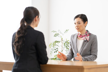 営業　日本人女性　イメージ