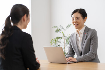 営業　日本人女性　イメージ