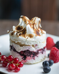 Cake with meringue and berries