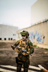 Pareja militar noruega en lugar abandonado