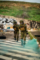 Pareja militar noruega en lugar abandonado