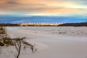 Fototapeta na wymiar sunset over the river in winter in Omsk