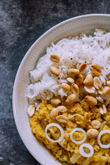 Plat de dahl de lentilles corail aux cacahuètes et oignons frais accompagné de riz
