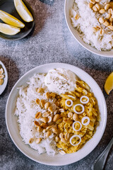 Plat de dahl de lentilles corail aux cacahuètes et oignons frais accompagné de riz