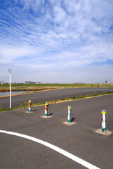 車止めのある春の江戸川専用道路風景