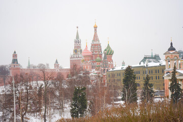 Obraz premium Panorama of Kremlin, St. Basil’s Cathedral on Red Square in Moscow in winter
