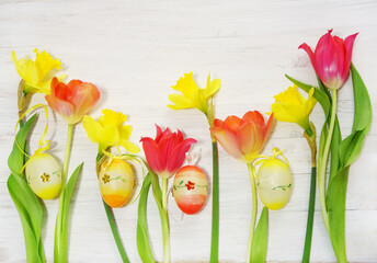 Osterkarte mit Tulpen, Narzissen und Ostereiern, copy space