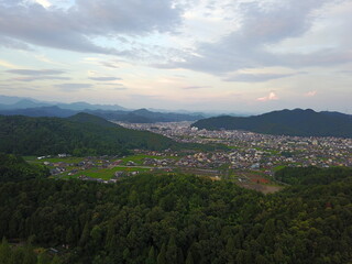 Obraz premium 芝生の公園からの景色 ドローン空撮