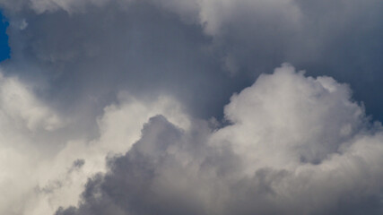 Gros cumulus en phase de développement dans un ciel de traîne, à l'arrière d'une dépression atlantique