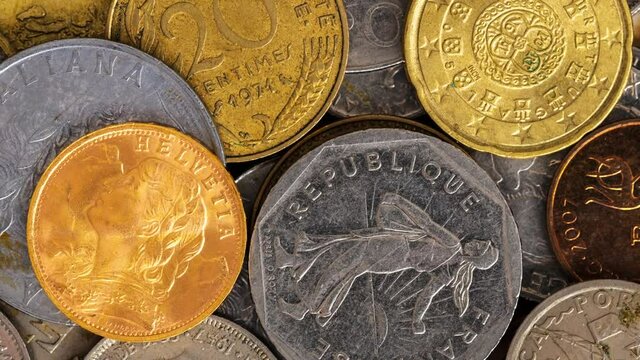 Zoom out de cole&ccedil;&atilde;o de moedas da Europa com uma moeda de ouro