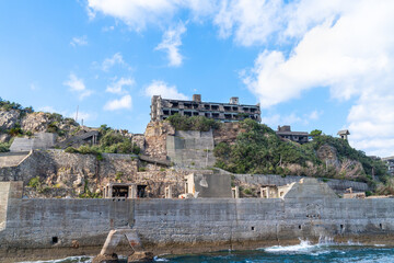 Fototapeta premium 長崎県にある人気の観光スポット「軍艦島（端島）」の写真。